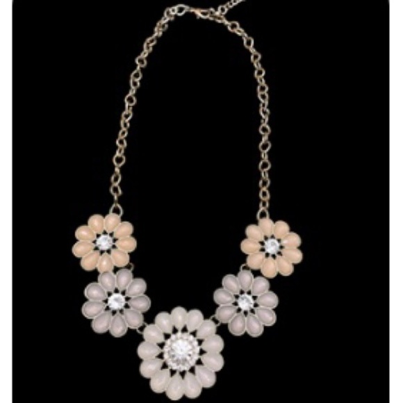 Gorgeous gold chain with flowers in whites, and light cream colors, so pretty - Picture 2 of 7